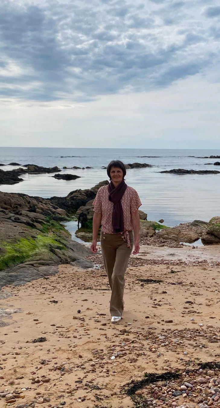 Isabelle Olivrie marchant au bord de la mer, aux Sables d'Olonne