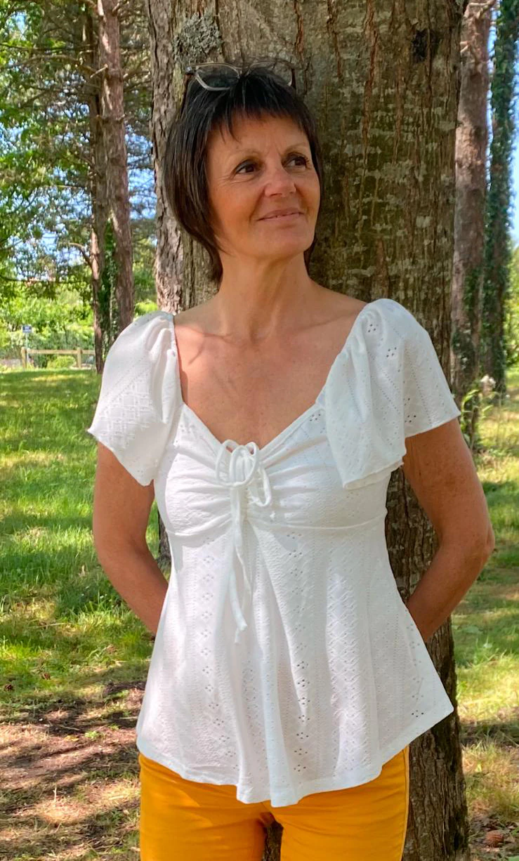 Isabelle Olivrie, adossée à un arbre